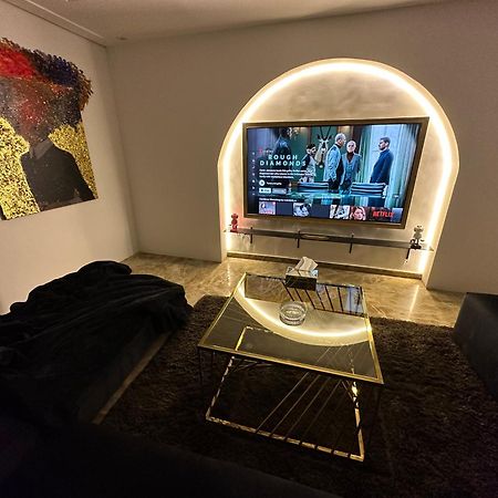 Modern 1-Bedroom Apartment In Zamalek Visits Allowed Cairo Exterior photo