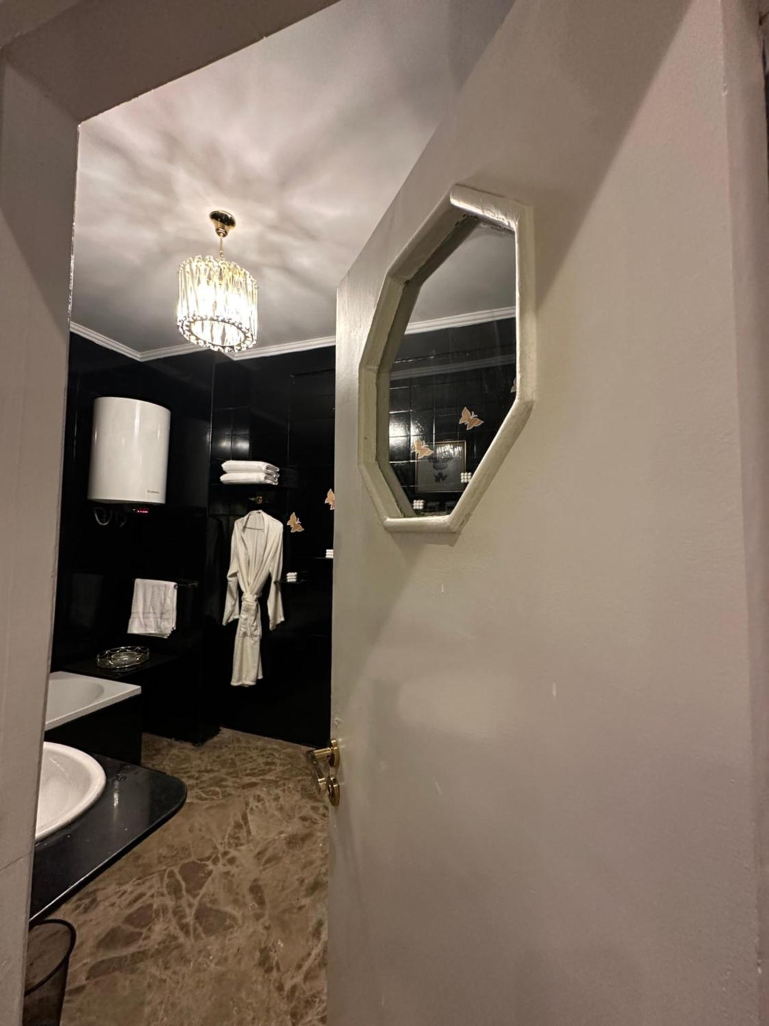 Modern 1-Bedroom Apartment In Zamalek Visits Allowed Cairo Exterior photo